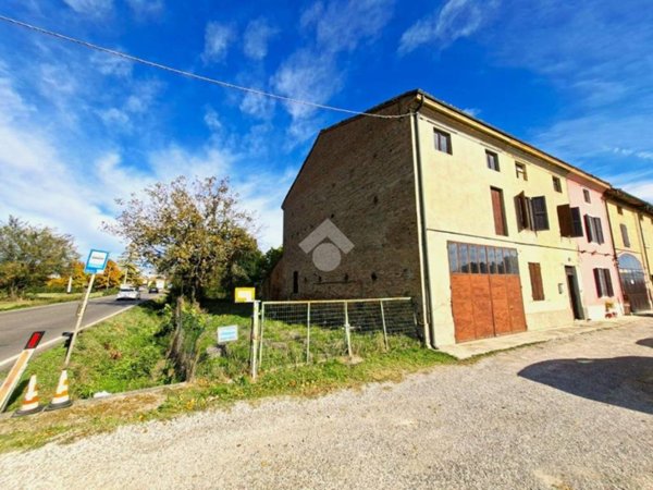 casa semindipendente in vendita a Colorno