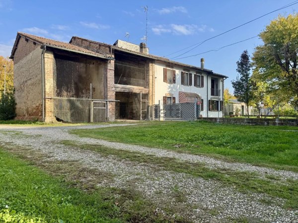 casale in vendita a Colorno in zona Sanguigna