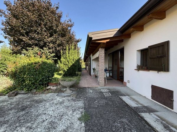 casa indipendente in vendita a Colorno in zona Vedole