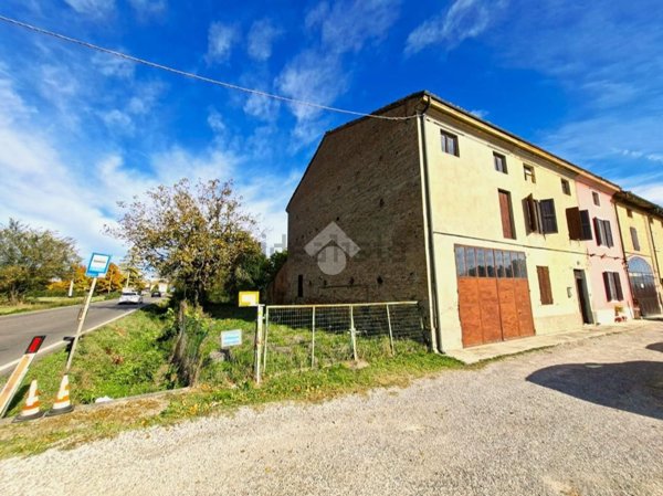 casa semindipendente in vendita a Colorno in zona Sanguigna