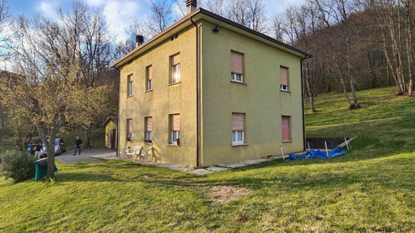 casa indipendente in vendita a Compiano in zona Sugremaro