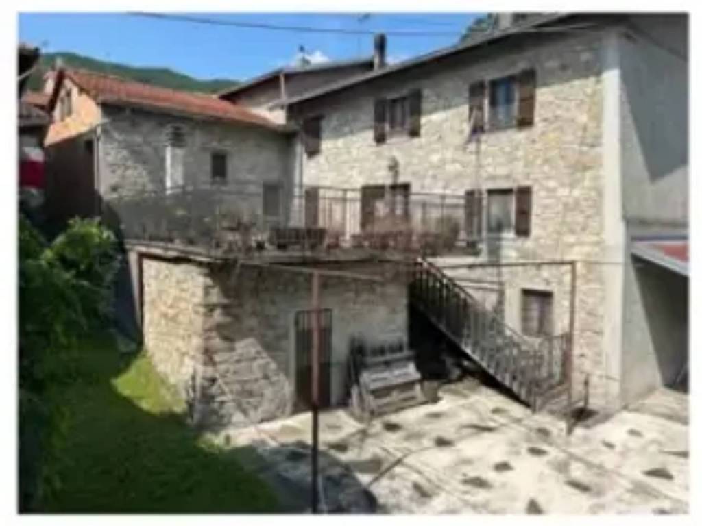 casa indipendente in vendita a Corniglio