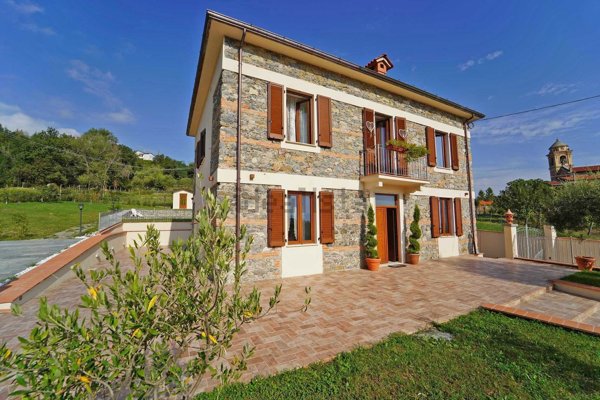 casa indipendente in vendita a Corniglio in zona La Villa