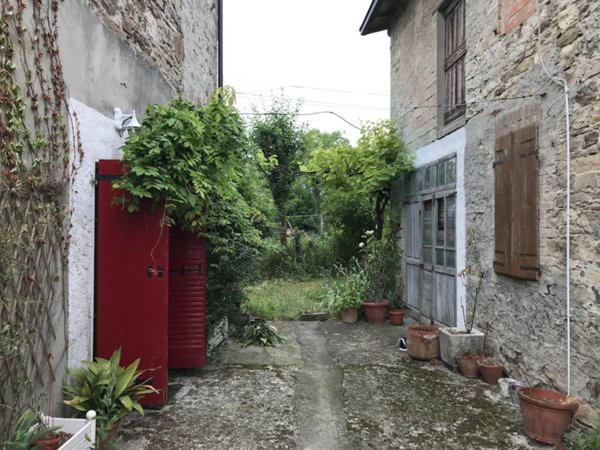 casa indipendente in vendita a Corniglio in zona Beduzzo