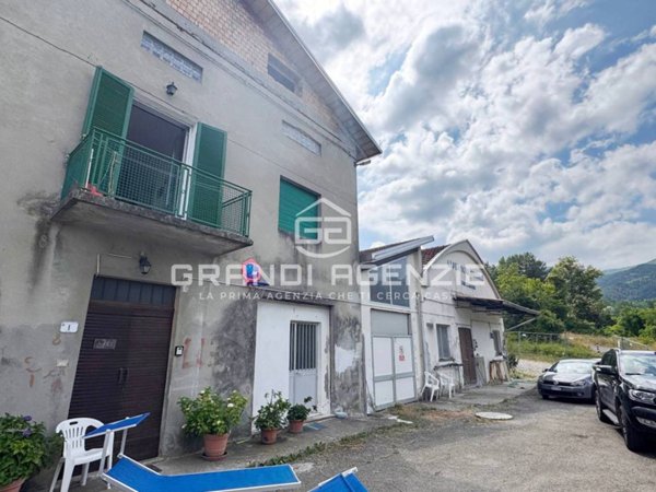 casa indipendente in vendita a Corniglio in zona Ghiare