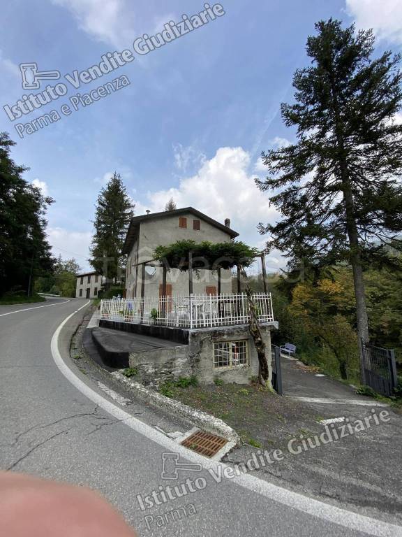 appartamento in vendita a Corniglio in zona Bosco