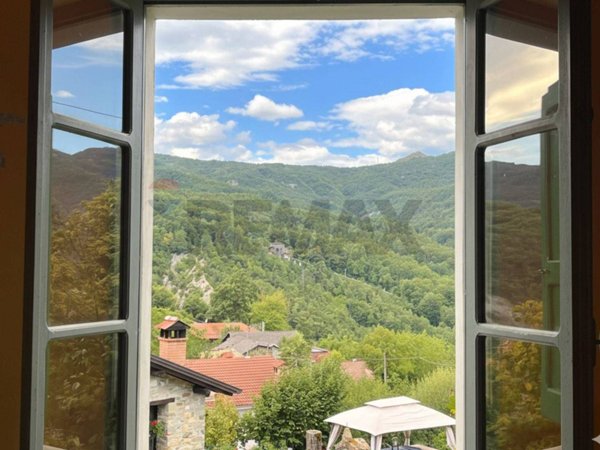 casa indipendente in vendita a Corniglio in zona Canetolo