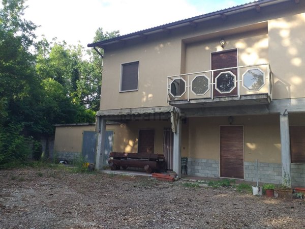 casa indipendente in vendita a Corniglio in zona Beduzzo