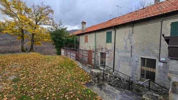 casa indipendente in vendita a Corniglio in zona Bellasola