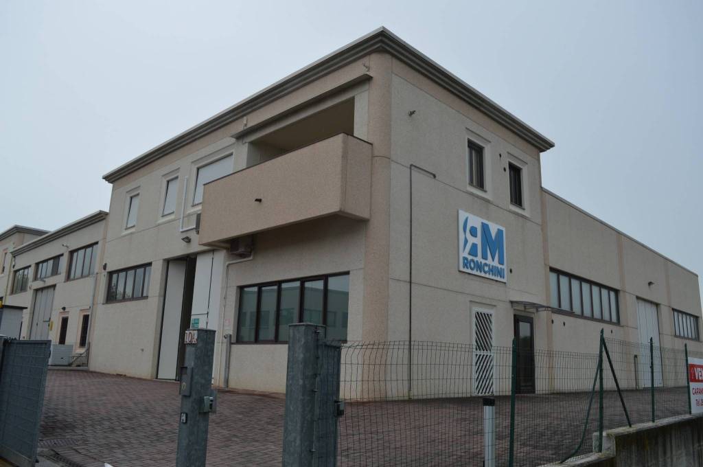 locale commerciale in vendita a Felino
