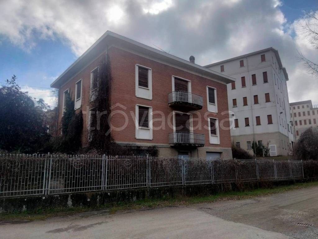 locale commerciale in vendita a Felino