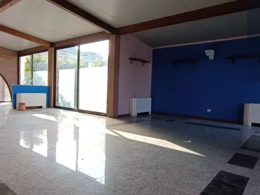 negozio in vendita a Felino