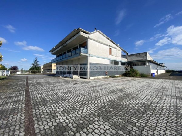locale commerciale in vendita a Fidenza