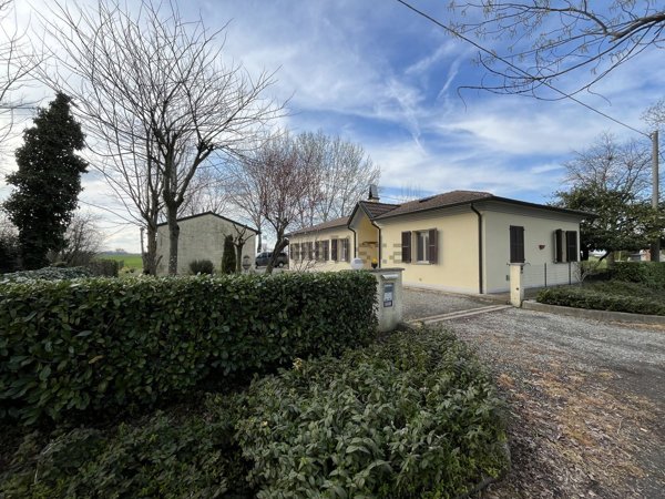 casa indipendente in vendita a Fidenza