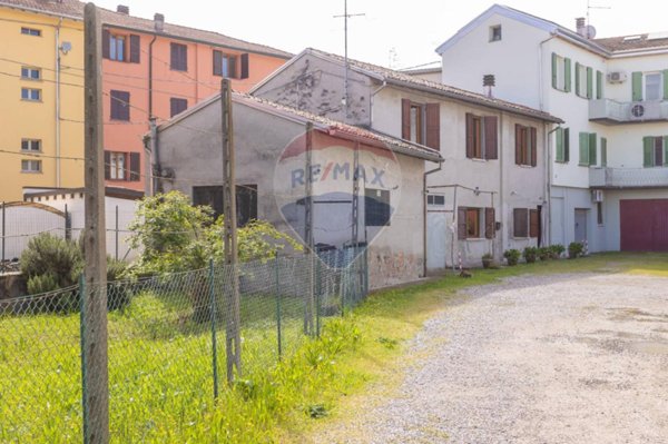 casa indipendente in vendita a Fidenza