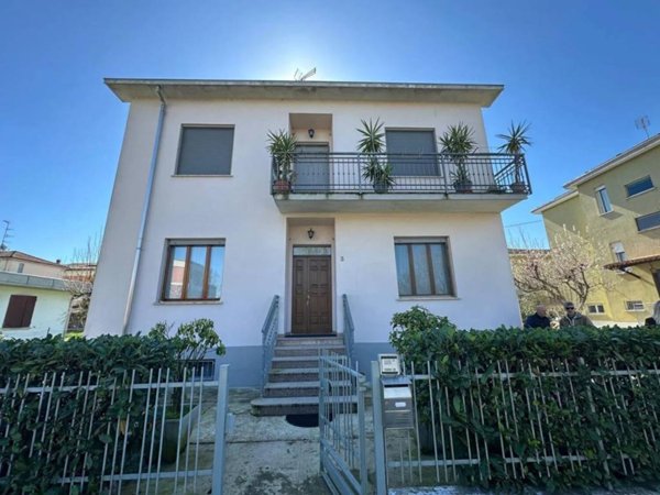 casa indipendente in vendita a Fidenza