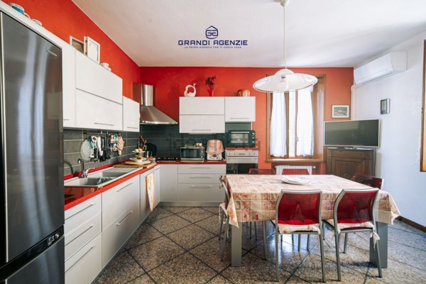 casa indipendente in vendita a Fidenza in zona Fornio