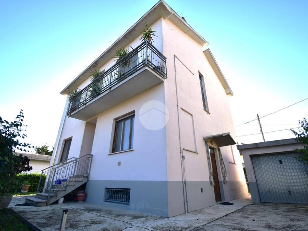 casa indipendente in vendita a Fidenza