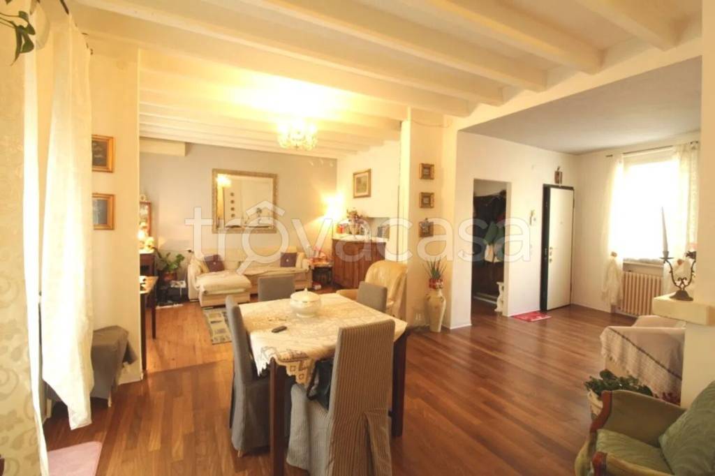 casa indipendente in vendita a Fidenza