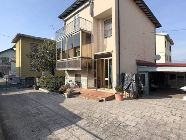 casa indipendente in vendita a Fidenza