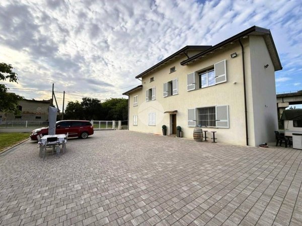 casa indipendente in vendita a Fidenza