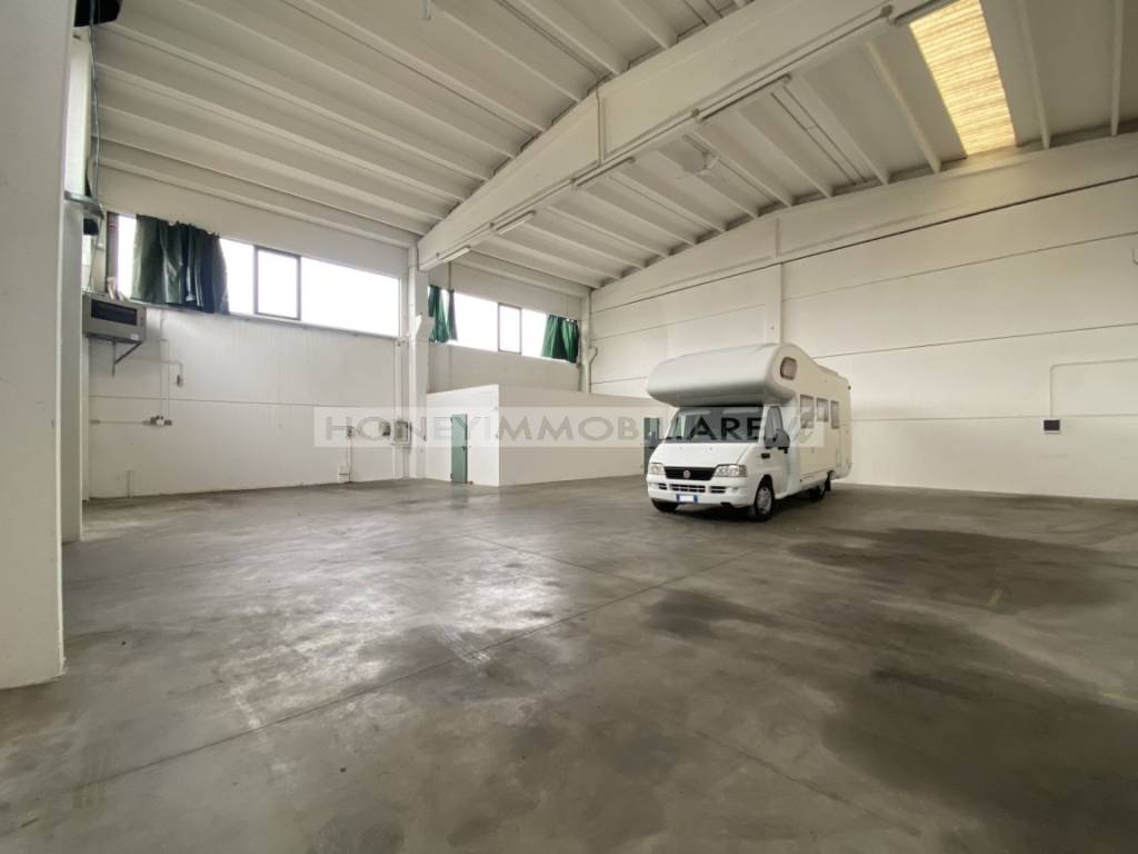 locale commerciale in vendita a Fidenza