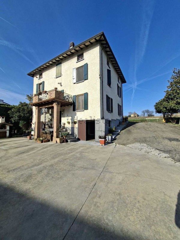 casa indipendente in vendita a Fidenza