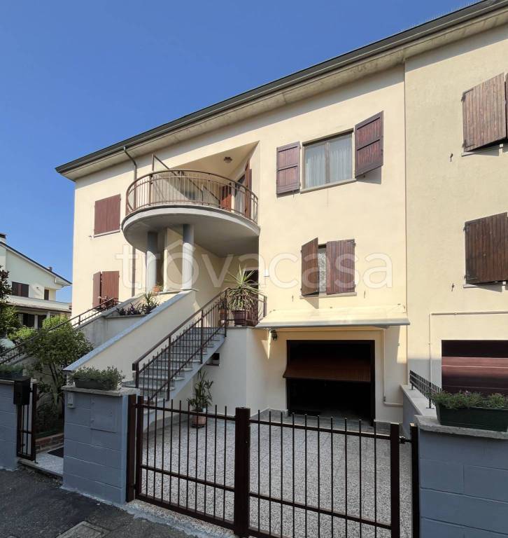 casa indipendente in vendita a Fidenza