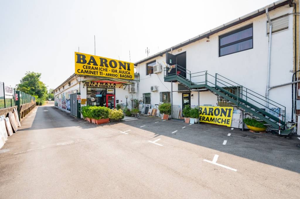locale commerciale in vendita a Fontanellato in zona Sanguinaro