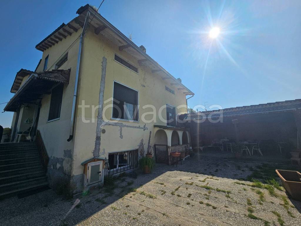 casa indipendente in vendita a Fontevivo in zona Fontane