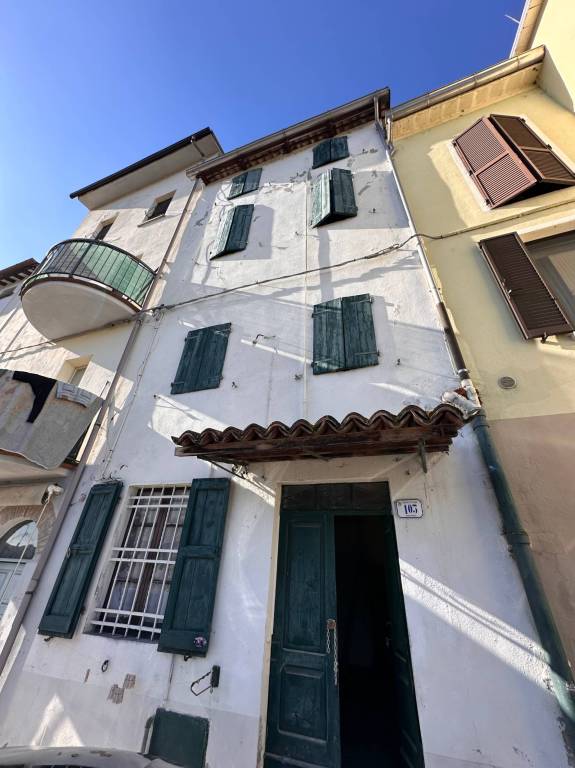 casa indipendente in vendita a Fornovo di Taro in zona Piazza