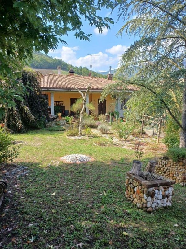 casa indipendente in vendita a Fornovo di Taro in zona Sivizzano