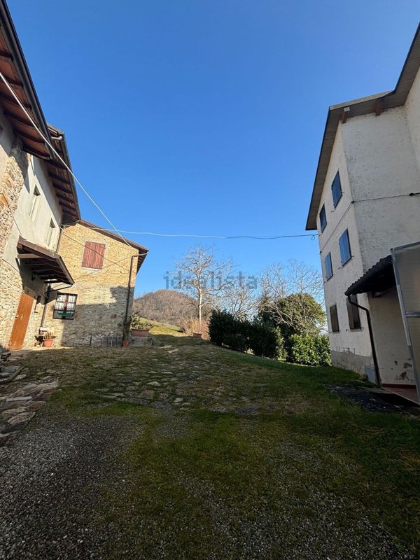 appartamento in vendita a Fornovo di Taro in zona Case Borgheggiani