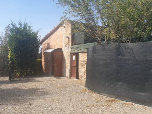 locale commerciale in vendita a Fornovo di Taro in zona Piantonia