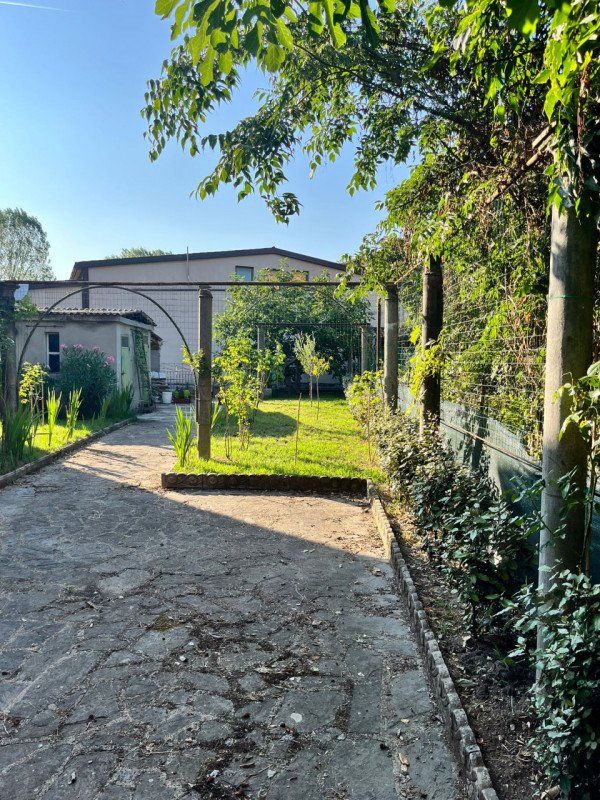 casa indipendente in vendita a Fornovo di Taro in zona Piazza