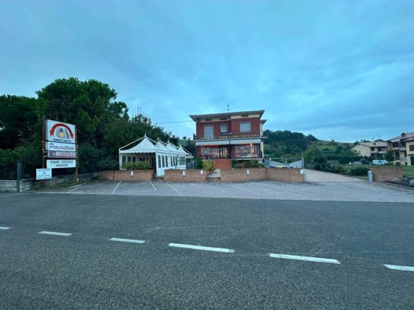 intera palazzina in vendita a Langhirano in zona Torrechiara