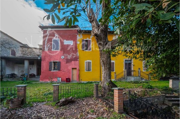 intera palazzina in vendita a Langhirano in zona Strognano