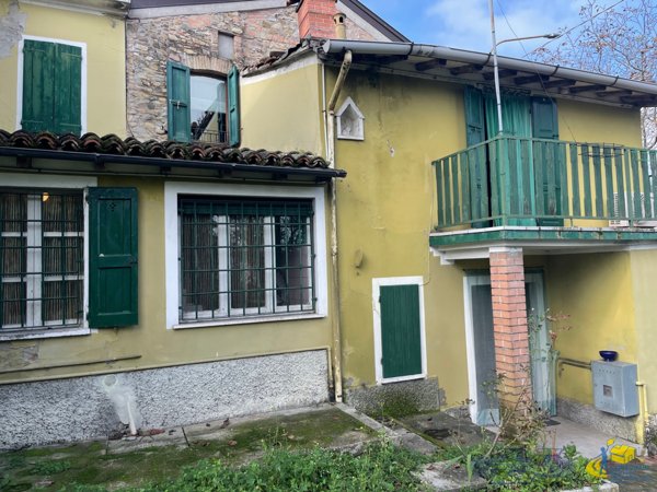 casa indipendente in vendita a Langhirano in zona Torrechiara