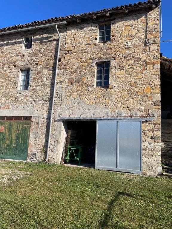 casa indipendente in vendita a Langhirano in zona Cozzano