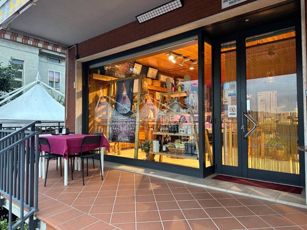 locale commerciale in vendita a Langhirano in zona Pilastro