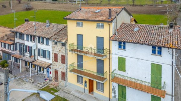 appartamento in vendita a Langhirano in zona Cozzano