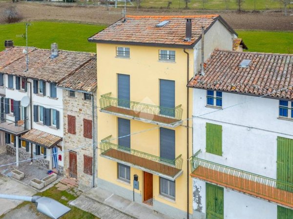 appartamento in vendita a Langhirano in zona Cozzano