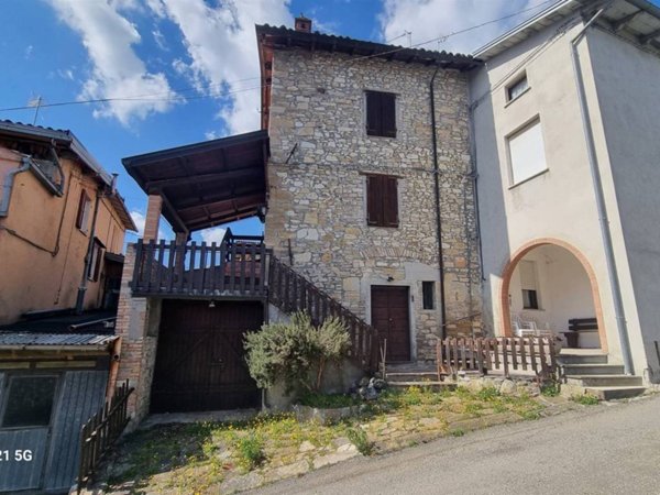 casa indipendente in vendita a Langhirano in zona Cozzano