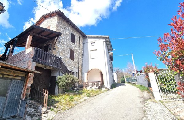 casa indipendente in vendita a Langhirano in zona Cozzano