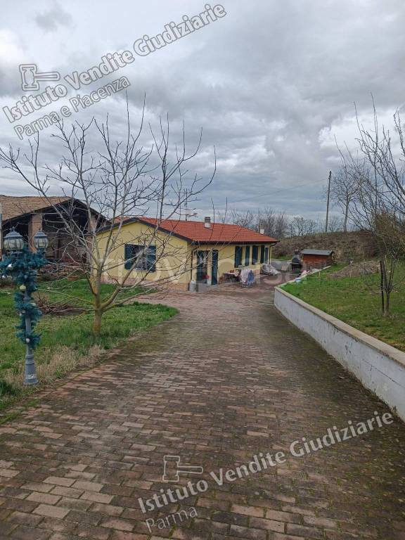 appartamento in vendita a Langhirano
