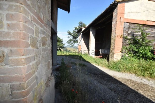 casa indipendente in vendita a Langhirano in zona Strognano