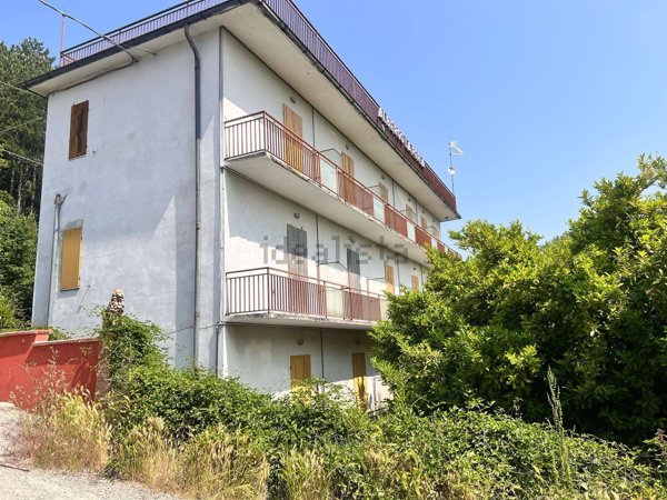 appartamento in vendita a Langhirano in zona Cozzano