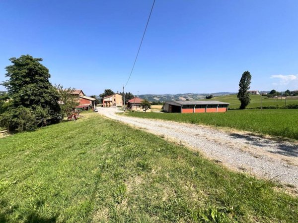 appartamento in vendita a Langhirano in zona Strognano