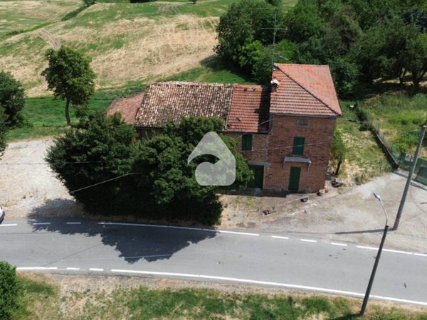 casa indipendente in vendita a Langhirano in zona Strognano