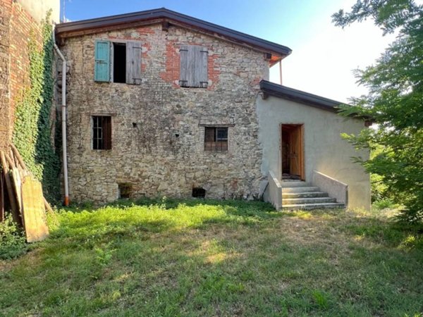 casa indipendente in vendita a Langhirano in zona Strognano